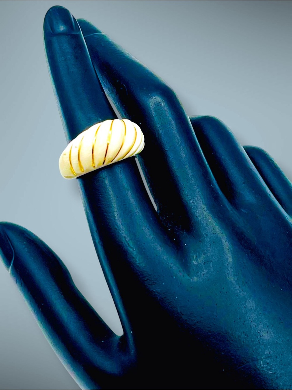 Vintage 14K 585 Gold and Carved Bone Ribbed Dome Shrimp Ring